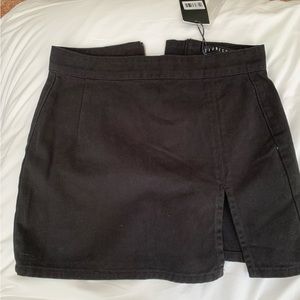 Lioness mini skirt with slit. NWT
